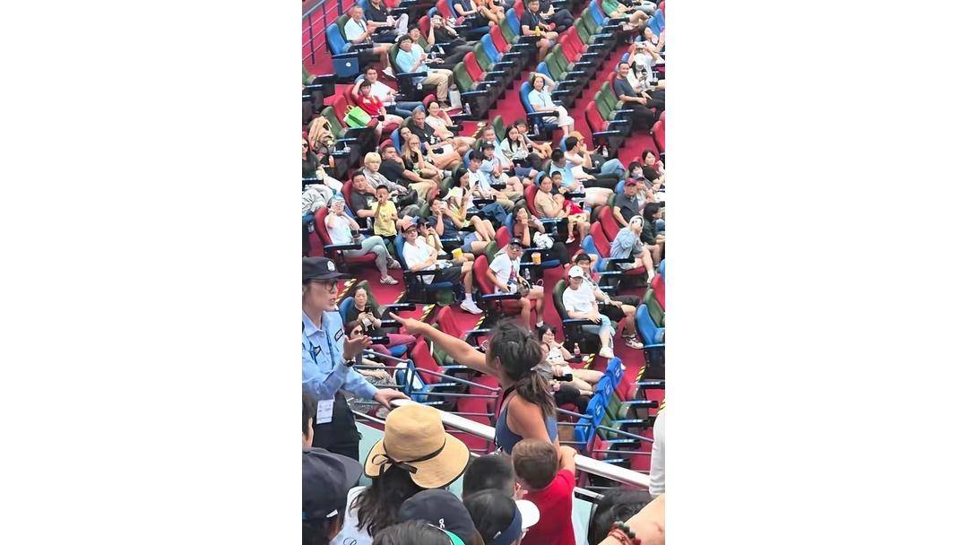上海网球大师赛观众高声嘶吼,裁判多次劝阻,保安最终请离