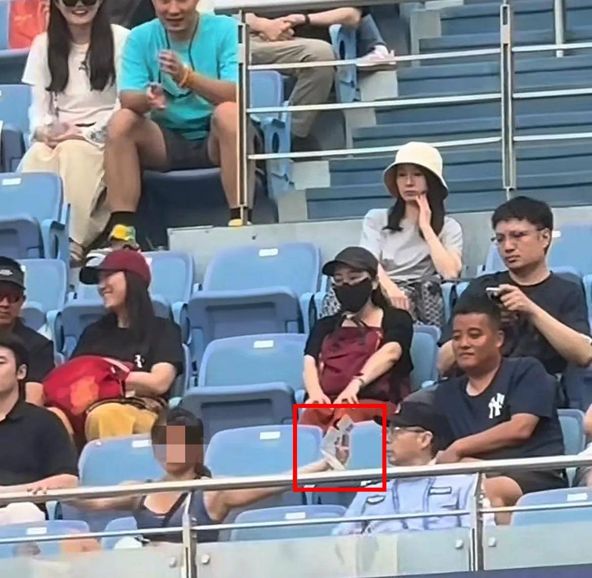 女子大闹网球赛后续:多次嚣张挑衅,裁判发话,把女子赶出赛场