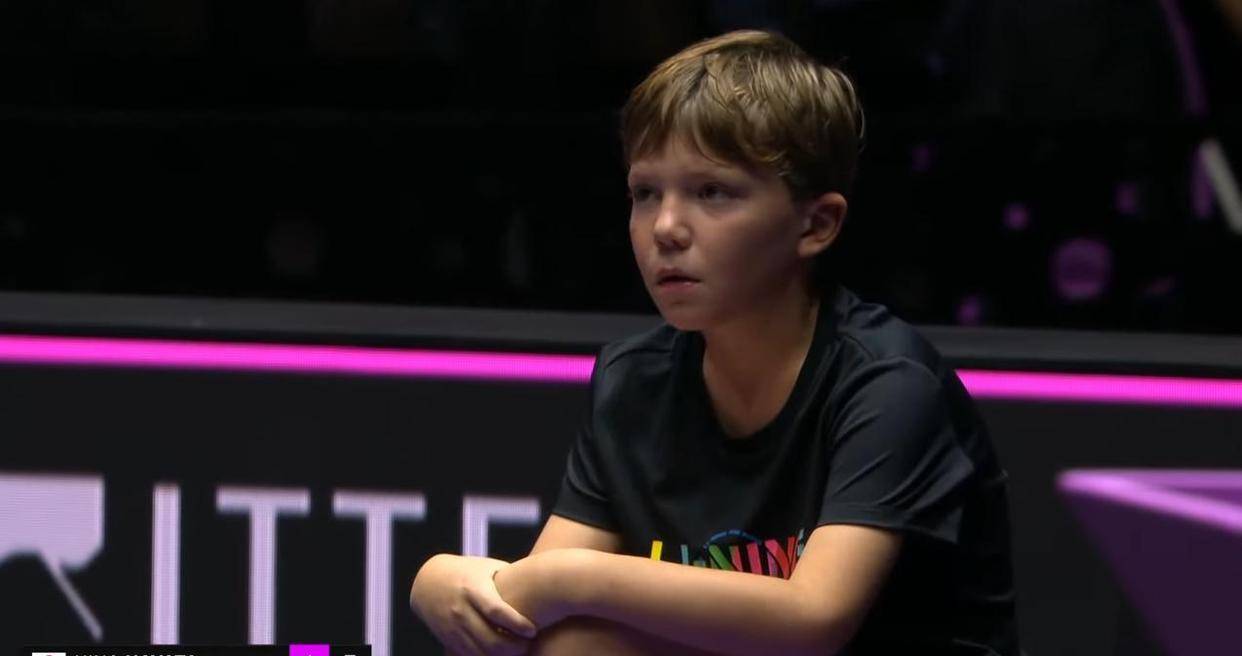 突发!早田希娜忽然暂停比赛,手指球童抗议